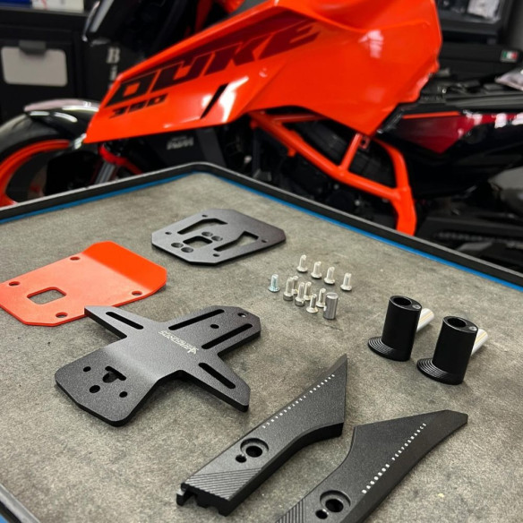 Suport Numar Inmatriculare PREMIUM KTM 125/250/390 DUKE 2024+ 010043TTY00010BK