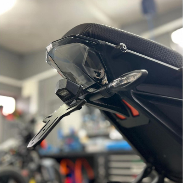 Suport Numar Inmatriculare PREMIUM KTM 125/250/390 DUKE 2024+ 010043TTY00010BK