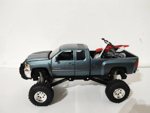 Macheta Moto Chevrolet Silverado Pick Up Honda Dirtbike 1:32