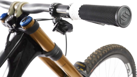 Cero Grips Black, White