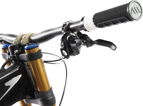 Cero Grips Black, White